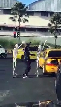 Ce gars fait un show incroyable en pleine rue avec ses marionnettes