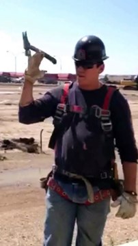 Cet ouvrier est le roi du marteau... très agile