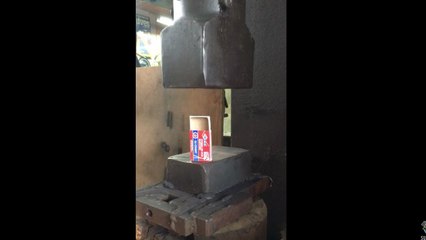 Fermer une boîte en carton avec un marteau-pilon