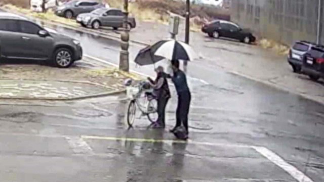 [좋은뉴스] 쓰러진 할머니에게 우산 건넨 경찰관 / YTN