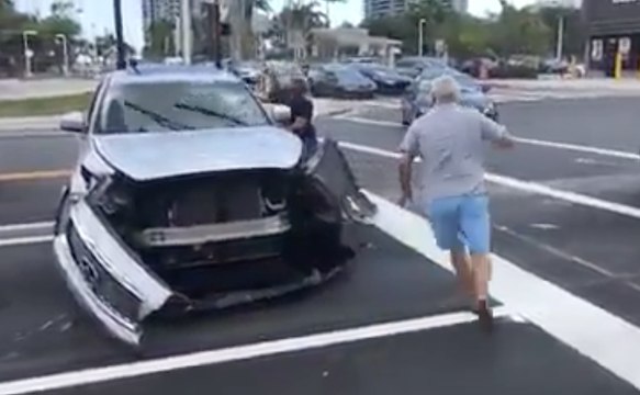 VÍDEO: provoca un accidente e intenta darse a la fuga...