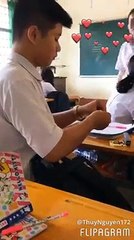 Chàng lớp trưởng lặng lẽ ngồi tách hạt dưa cho cô bạn bàn sau