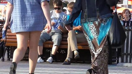 НАРКОБАРЫГА СКИДЫВАЕТ ТОВАР ПРОХОЖИМ НА УЛИЦЕ! (Женя Пранк на Жвачка ТВ) EVG