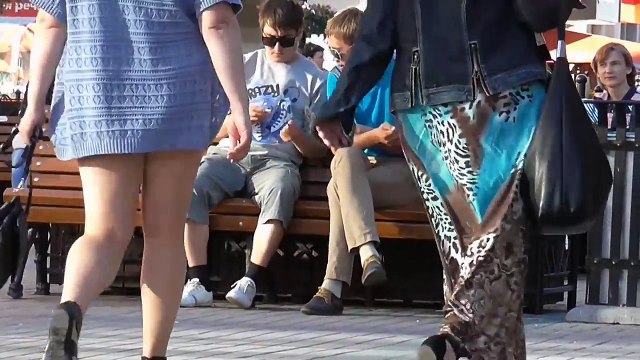 НАРКОБАРЫГА СКИДЫВАЕТ ТОВАР ПРОХОЖИМ НА УЛИЦЕ! (Женя Пранк на Жвачка ТВ) EVG