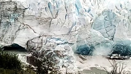 Famous Argentine glacier loses an arch of ice as it collapses