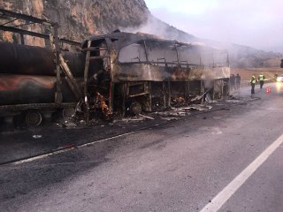 Çorum'da Feci Kaza! Yolcu Otobüsü, TIR'a Çarptıktan Sonra Yandı: 13 Ölü, 20 Yaralı
