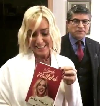Kitap Tanıtımı İçin Video Çeken Saba Tümer'in Oyunculuğu Sosyal Medyanın Diline Düştü