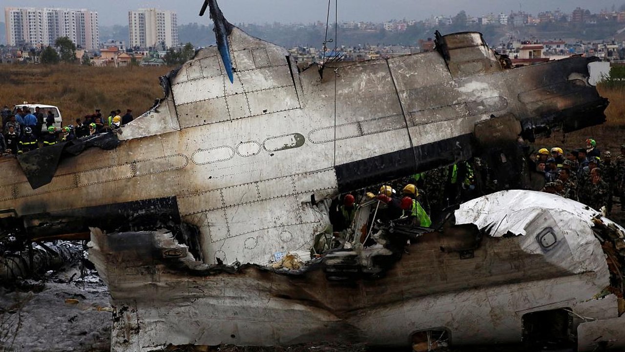 Flugzeugunglück in Nepal: Missverständnisse zwischen Pilot und Tower?