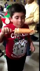 Un Jovencito Comiendo Su Elote En Plena Fiesta