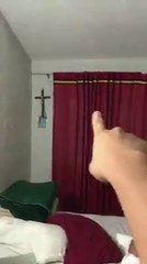 Tremendo Susto Se Lleva Este Hombre Al Ver A Esta Cucaracha Caminando Por La Pared