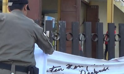 Satpol PP Tertibkan Alat Peraga Kampanye Ilegal