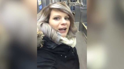 Elle chante à tue-tête en se croyant seule dans le métro, alors que non