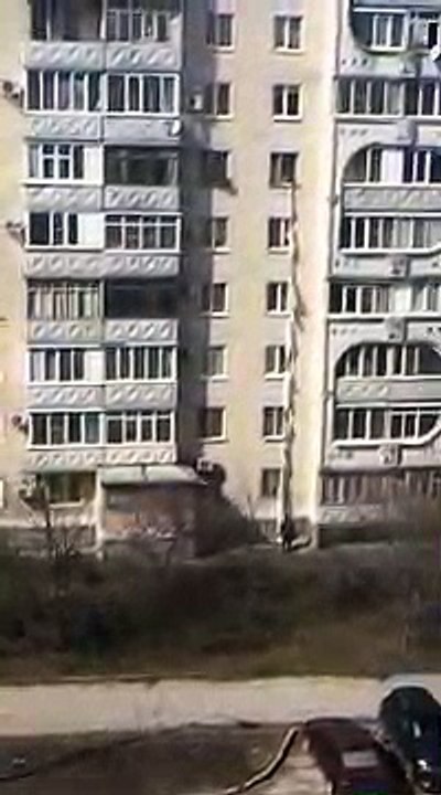 Regardez comment cette femme récupère un colis par sa fenêtre au 5eme étage