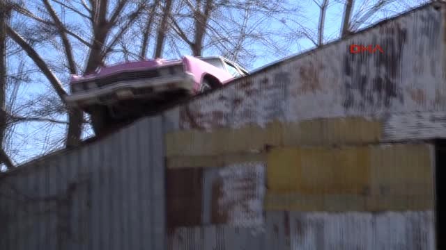 400 Liraya Aldığı Otomobili 50 Bin TL Harcayarak Onarıyor