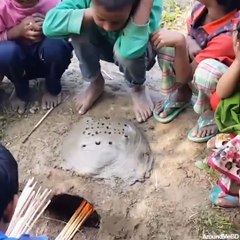 Sans eau ni casserole, ces enfants Bangladais cuisent 30 oeufs en une seule fois