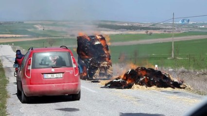 Uşak’ta trajikomik yangın söndürme mücadelesi...Yanan saman balyasını söndürmek için pet şişelerde kalan suları döktü