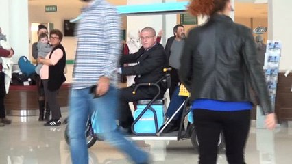 Yaşlı ve engelli hastalara golf araçlı hizmet