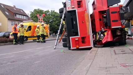 Un pompier rate un virage avec la grande échelle