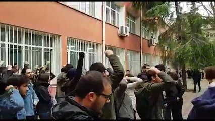 NATO karşıtı bildiri dağıtan üniversite öğrencilerine saldırdı!