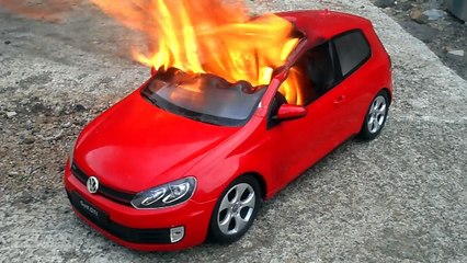 Burning my volkswagen golf fire vs car quemando coche de juguete carro de brinquedo em chamas