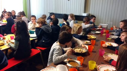 Les élèves de l'école de Velaines font silence durant le repas