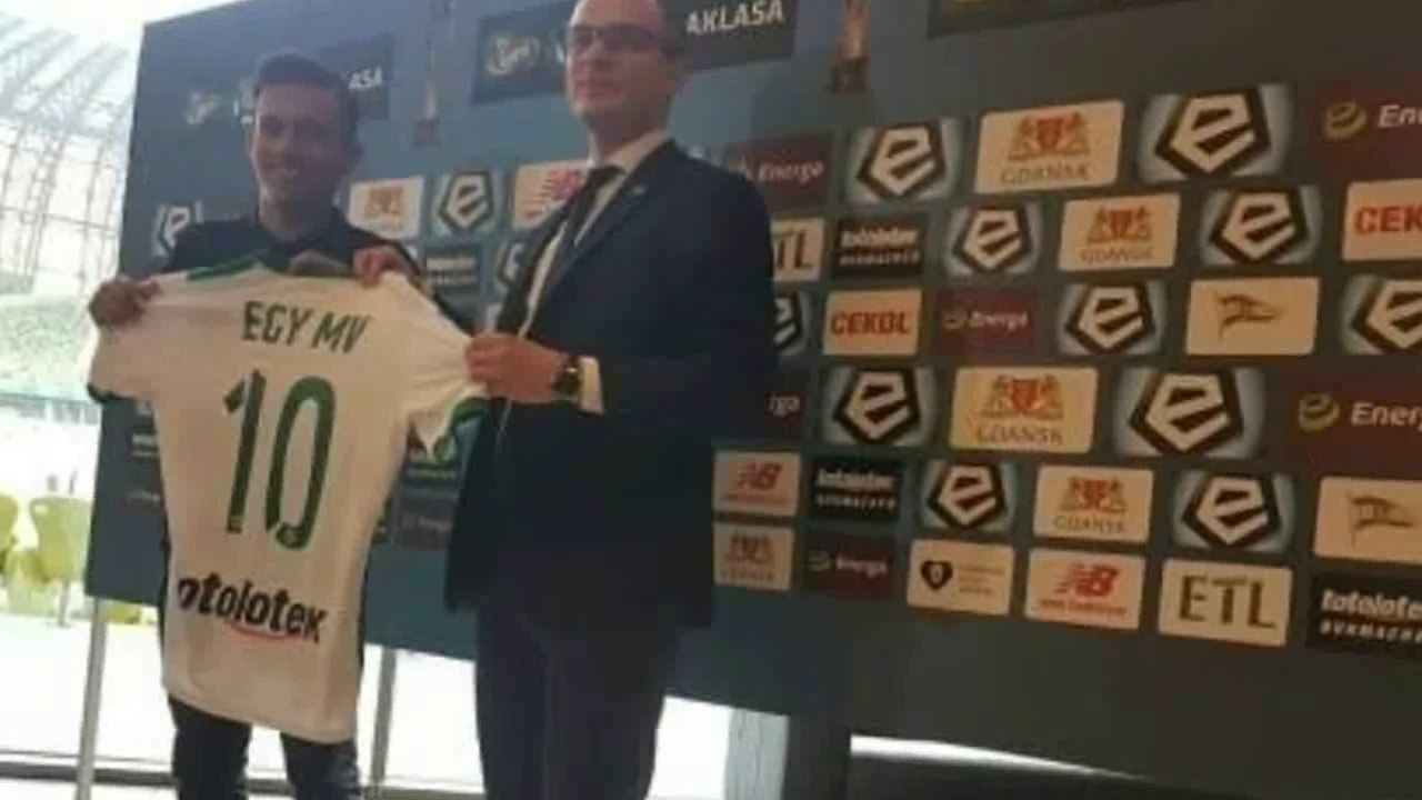 Egy Maulana vikri  di puji karolina bojar wasit...