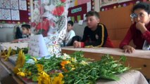 Sınıf arkadaşları hayatını kaybeden ortaokul öğrencisinin sırasına çiçek bıraktı