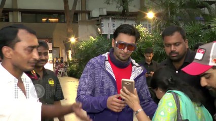 Ranveer Singh Clicks Photos With A Long Queue Of Fans