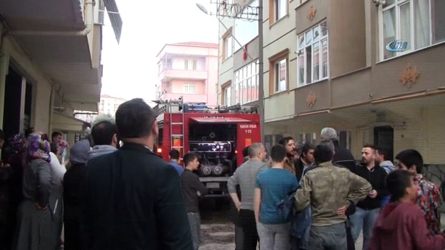 Ev sahibine kızan kiracı evi yaktı, üst katta oturan komşuları mahsur kaldı