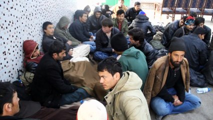 Donma tehlikesi yaşayan kaçakları Mehmetçik kurtardı