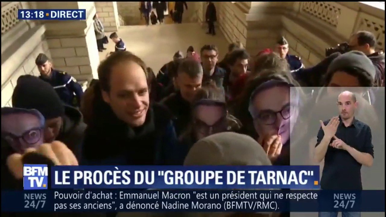 Procès du "Groupe de Tarnac": les huit prévenus arrivent au tribunal, masques de Julien Coupat sur le visage