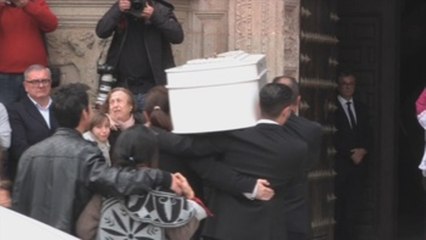 Aplausos para Gabriel y gritos de ánimo para sus padres en el funeral del pequeño