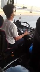 Un chauffeur de bus un peu bizarre et pas très rassurant
