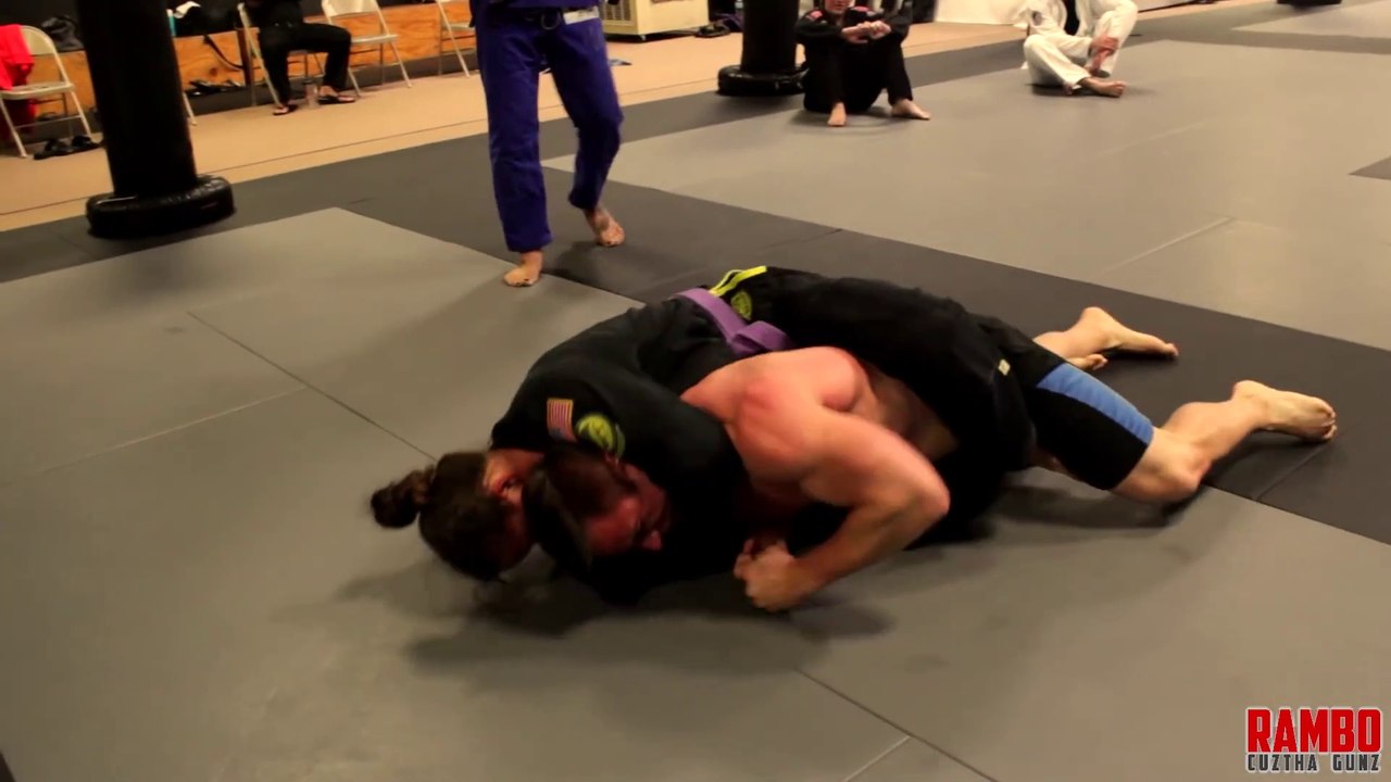 Ce Bodybuilder ne peut rien faire contre cette championne de Jiu-Jitsu