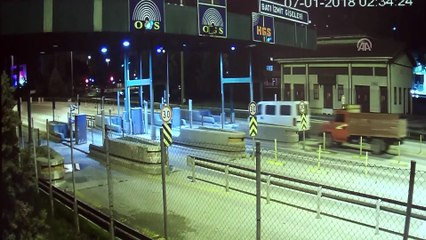 Çaldıkları kamyonet arızalanınca minibüsle çekmişler - KOCAELİ