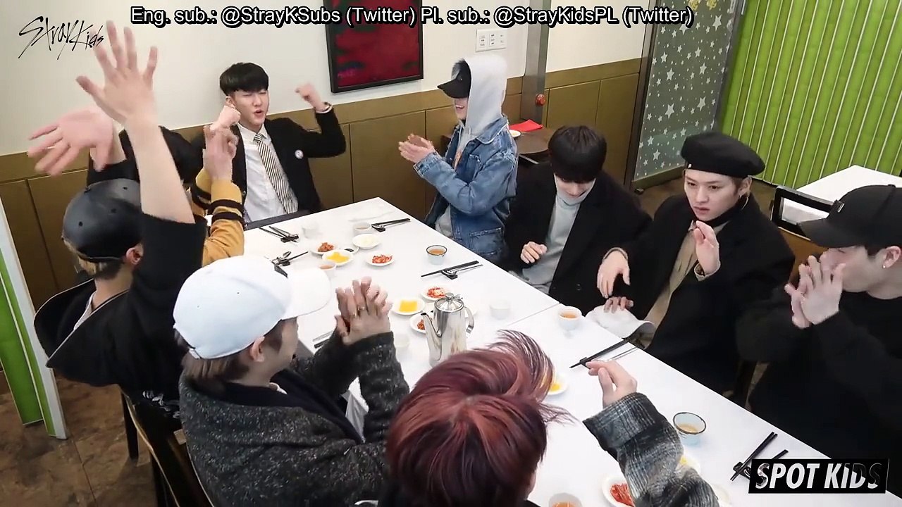 [SPOT KIDS: BLACK] Wizyta Stray Kids na ceremonii ukończenia szkoły przez Changbina (2/2)