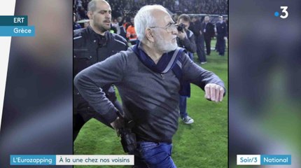 Le président d'un club de foot grec descend sur la pelouse armé - ZAPPING ACTU DU 13/03/2018