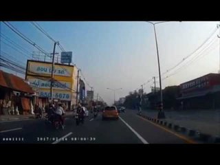 อุทาหรณ์! เปิดประตูรถไม่มองหลัง ชน จยย.เสียหลักล้ม