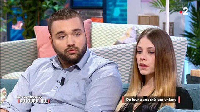 Un couple raconte, les sanglots dans la voix, comment leur enfant leur a été arraché par les services sociaux - Regardez