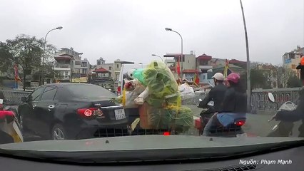 Thản nhiên quay đầu gây kẹt xe, nữ tài xế ô tô biết sai vẫn hung hăng chửi người đi đường