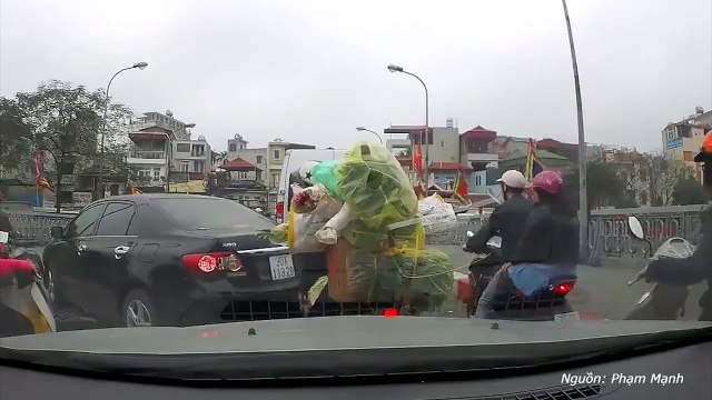 Thản nhiên quay đầu gây kẹt xe, nữ tài xế ô tô biết sai vẫn hung hăng chửi người đi đường