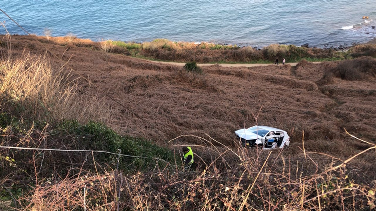 Une voiture chute de la falaise boulevard du Sémaphore