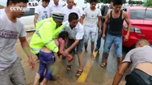 Firefighters rescue dozens of Guizhou residents trapped by floods