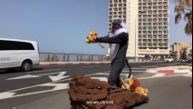 Meilleur déguisement : roi lion en hoverboard sur la route !