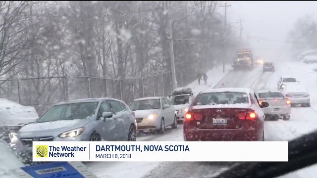 Cette déneigeuse glisse et rentre dans des voitures ! le gag..