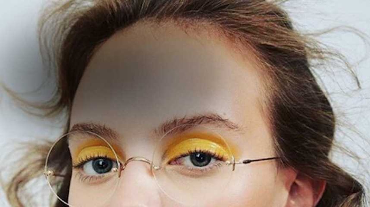 Fini le "smokey eyes", la nouvelle tendance est aux paupières jaunes