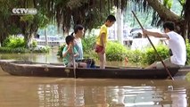 Footage: Residents in Guangdong use boats to navigate flooded streets