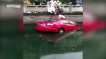 Passersby jump head first to save driver in sinking car
