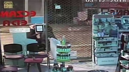 Silahlı gaspçı çantasını aldığı genç kızı yerde böyle sürükledi...Dehşet anları kamerada