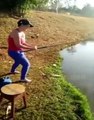 Une femme avec son canne à pêche se fait troller par un poisson !
